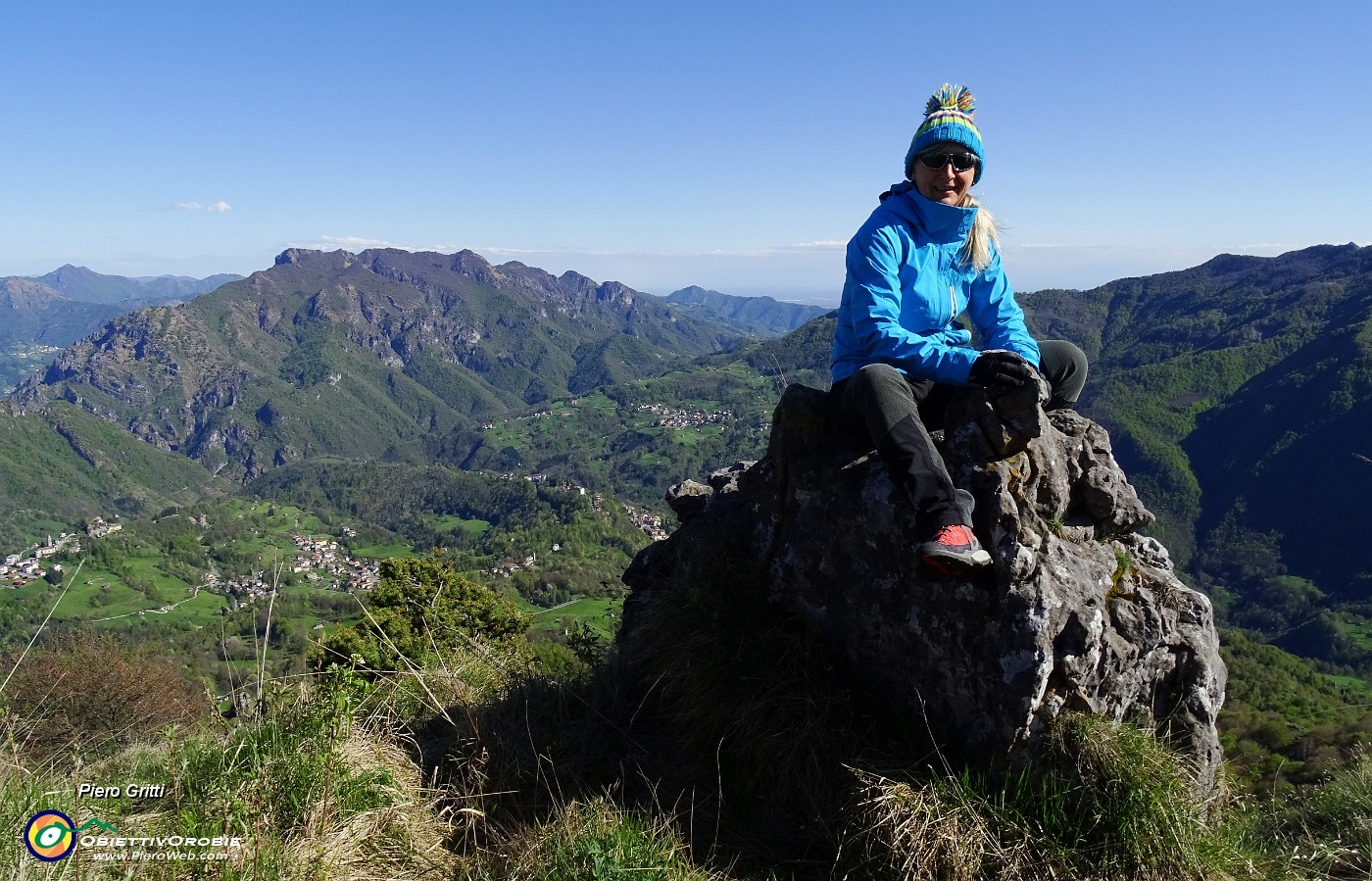 47 Sui cocuzzoli  di vetta con vista in Val Taleggio.JPG -                                